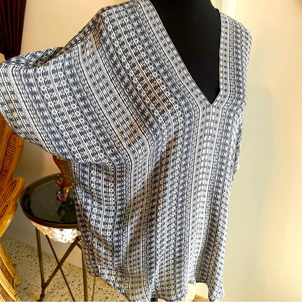 VINCE Silk Designer Gray Print Pullover Top! Very good condition! Loose fit. Sm